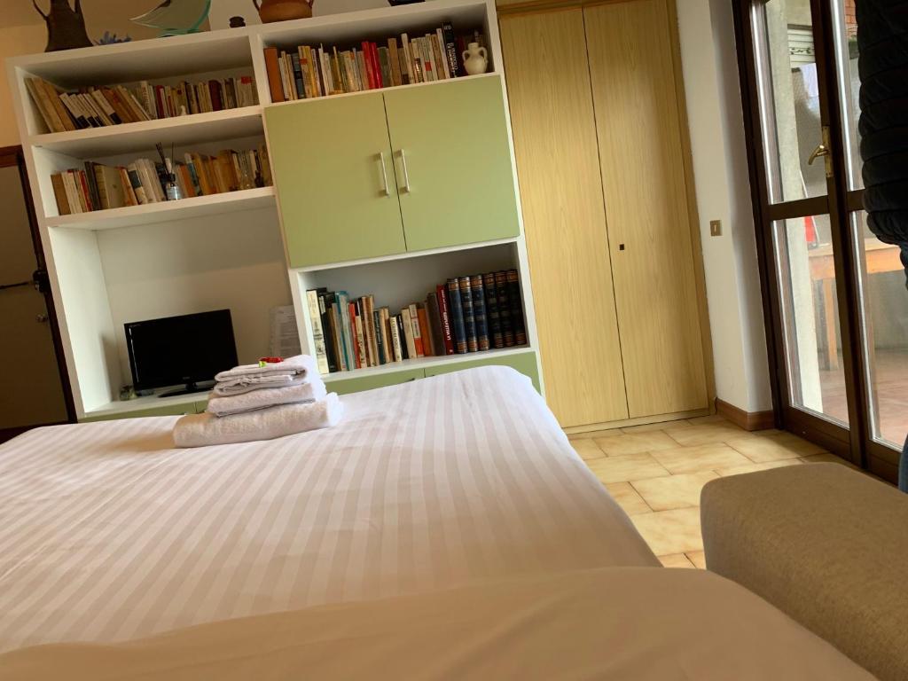 A bed or beds in a room at Kibilù - Studio Fiera Milano, vicinanze Rho, linea rossa QT8