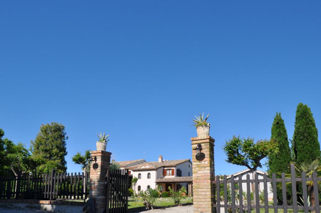 una cerca frente a una casa blanca en Residenza Scorcio Sul Mare, en Porto San Giorgio