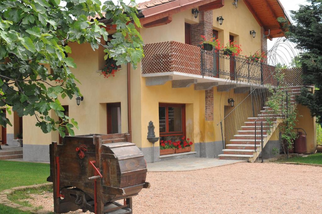 une maison avec une poitrine devant elle dans l'établissement Agriturismo Cascina Madonnina, à Pregnana Milanese