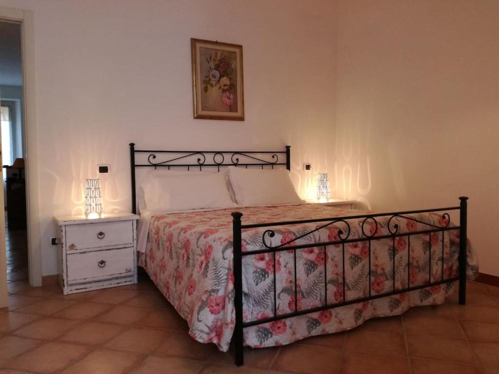 a bedroom with a bed and a nightstand with a bed sidx sidx sidx sidx at a casa di renata in Monterosso al Mare