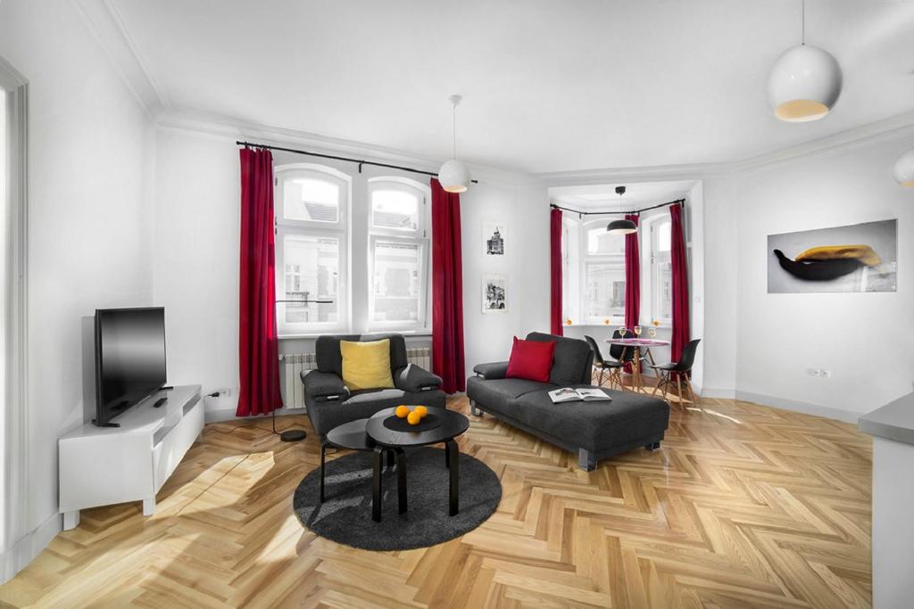 Televízia a/alebo spoločenská miestnosť v ubytovaní Apartamenty Pomarańczarnia