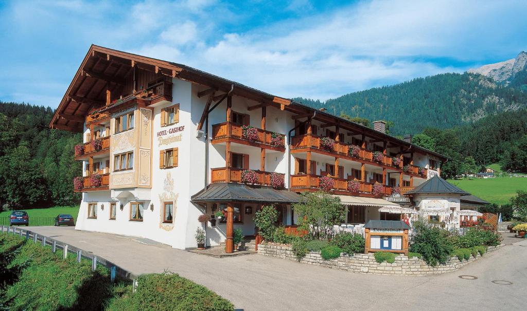 ein großes Gebäude mit Balkon auf der Seite in der Unterkunft Hotel Bergheimat in Schönau am Königssee