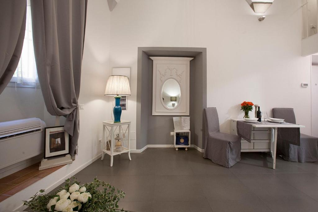 フィレンツェにあるラ カーサ ビアンカのリビングルーム(テーブル、鏡付)