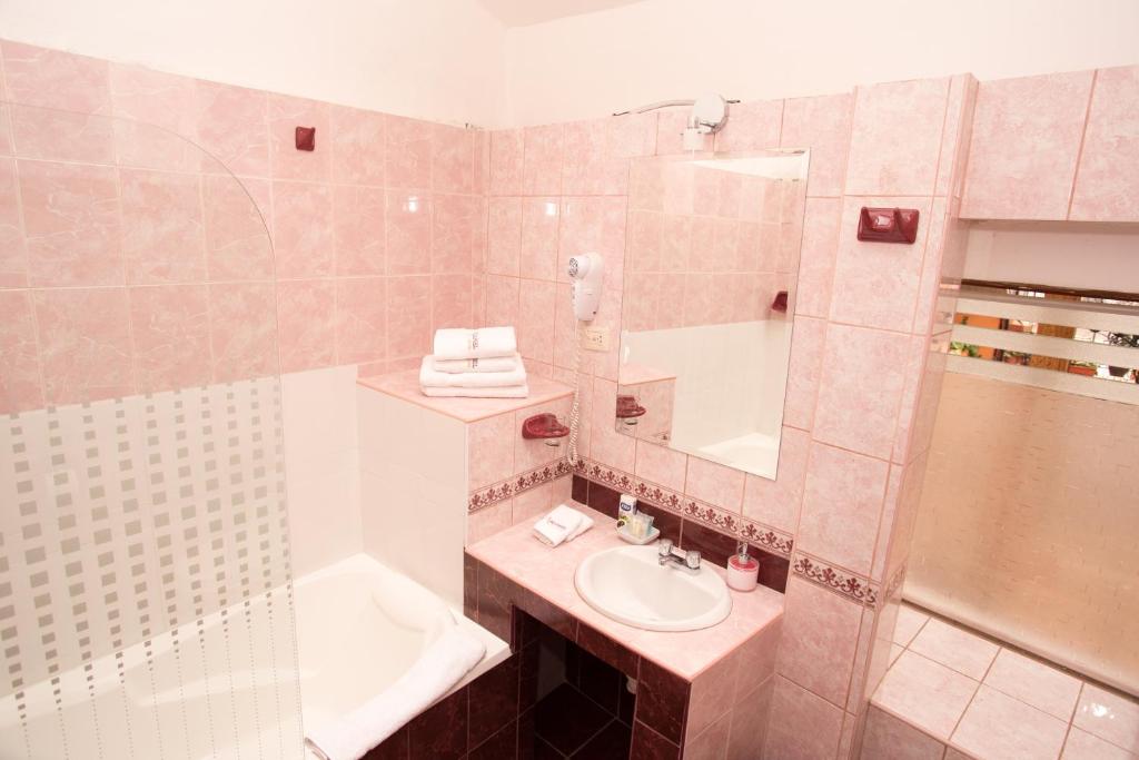 Koupelna v ubytování Hotel Arcangel