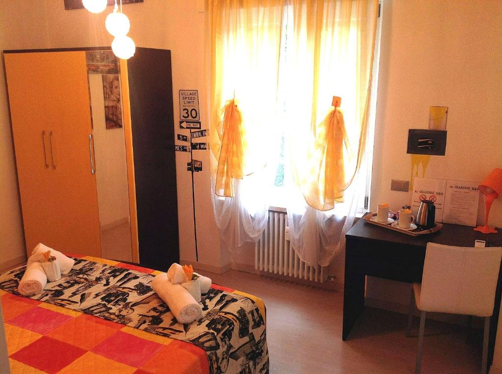 Postel nebo postele na pokoji v ubytování Ai Giardini Rooms -vicino Ospedale Borgo Trento e centro storico