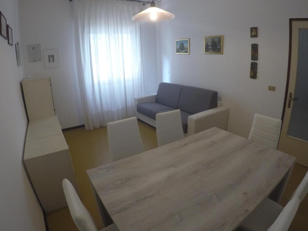 カオルレにあるResidence Adriatico - Agenzia Cocalのリビングルーム(テーブル、青いソファ付)