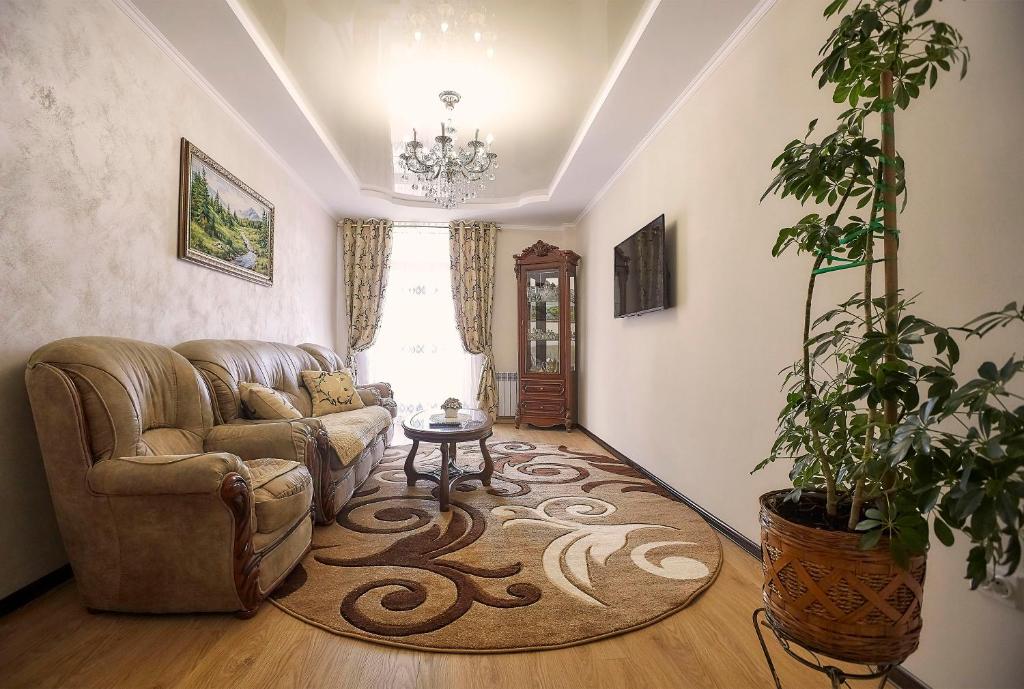 - un salon avec un canapé et une table dans l'établissement Luxury Apartament 2, à Trouskavets