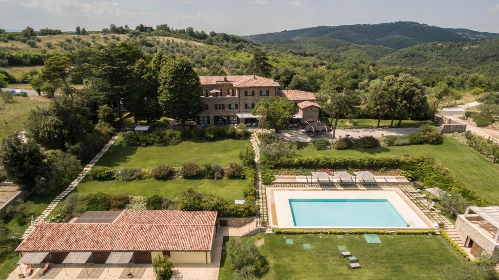 - une vue aérienne sur une demeure de caractère dotée d'une piscine et d'une cour dans l'établissement Tenuta Ponziani - Griffin's Resort, à Morrano