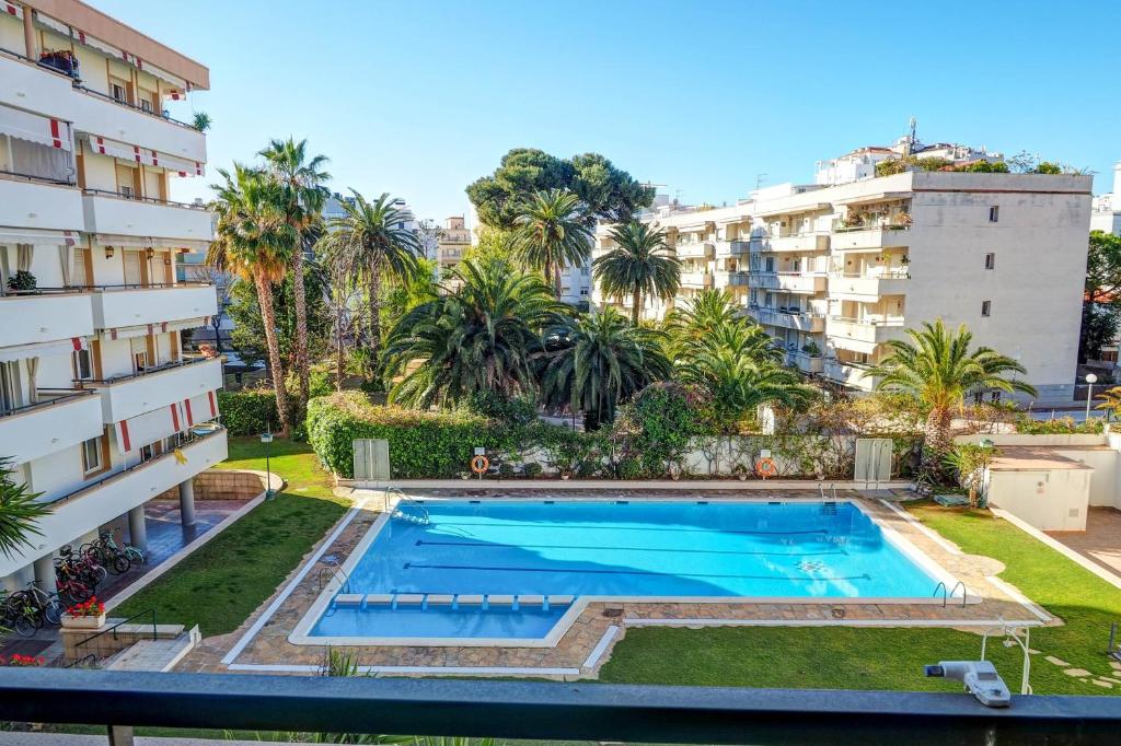 un apartamento con piscina en un edificio en Clarimar Apartment by Hello Homes Sitges, en Sitges