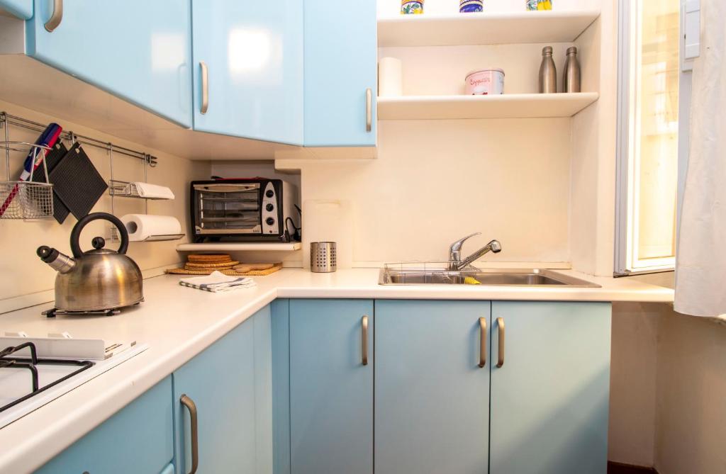 Kuchyňa alebo kuchynka v ubytovaní Julia by PortofinoHomes