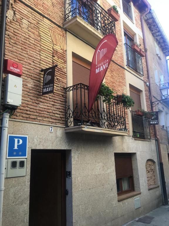 ein Schild an der Seite eines Gebäudes in der Unterkunft Pensión Mavi in Los Arcos