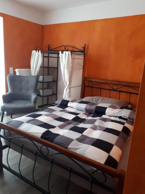 Postel nebo postele na pokoji v ubytování Aparthotel-Stadtallendorf