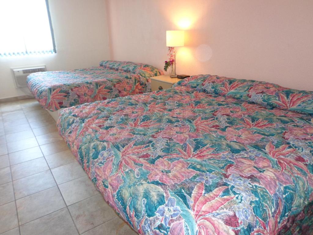 Postel nebo postele na pokoji v ubytování Isle of Palms Motel