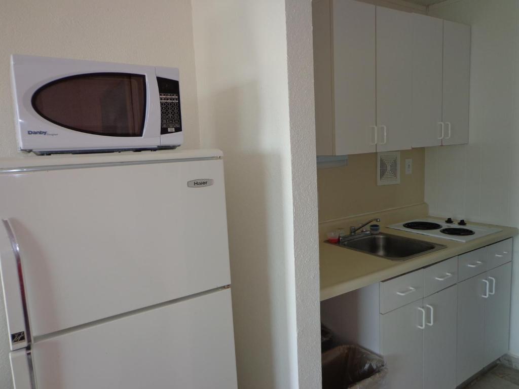 Kuchyň nebo kuchyňský kout v ubytování Isle of Palms Motel