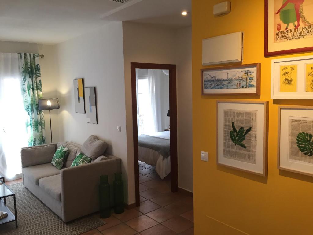 een woonkamer met een bank en een slaapkamer bij CENTRICO APARTAMENTO 2A in Alicante