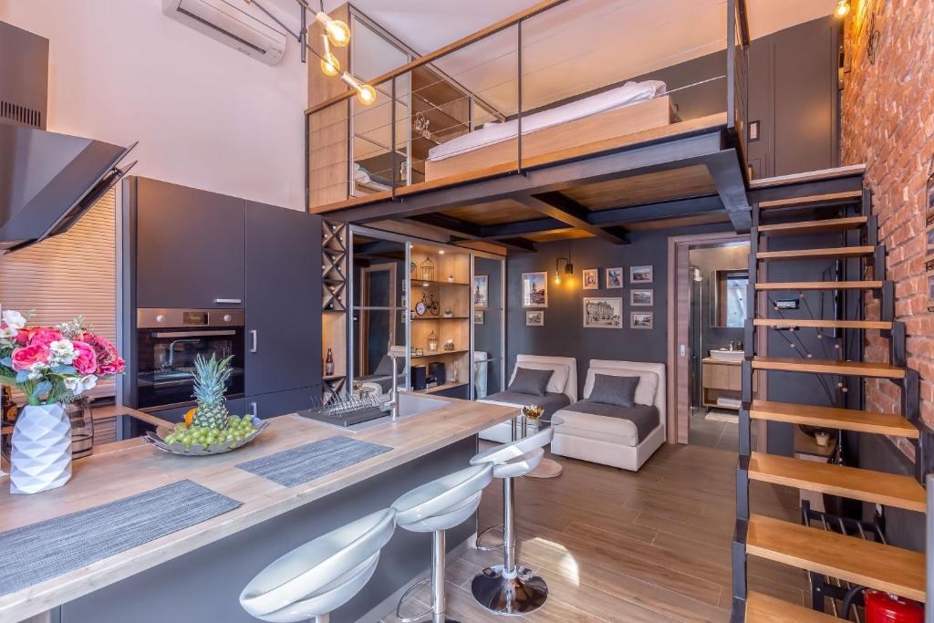 Cet appartement loft dispose d'un escalier et d'un salon. dans l'établissement Studio apartments Atelier, à Rijeka