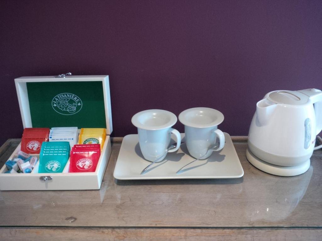 Set per la preparazione di tè e caffè presso Bordeaux Cosy B&B