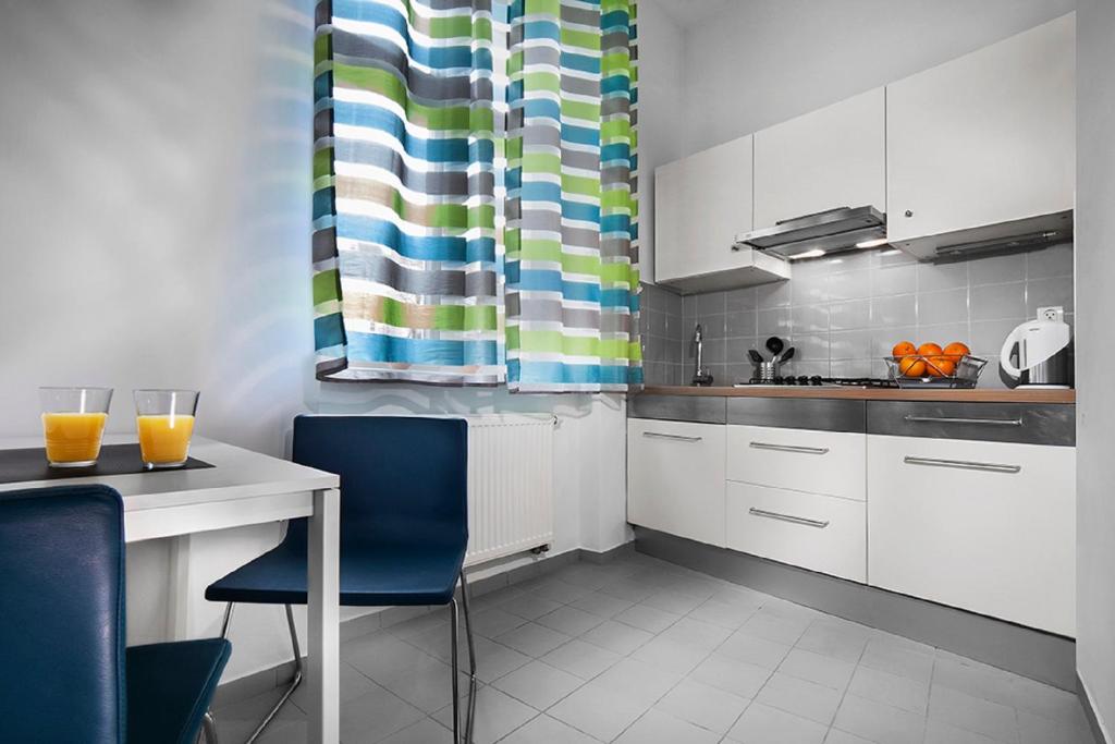 Kuchyňa alebo kuchynka v ubytovaní Apartamenty Pomarańczarnia