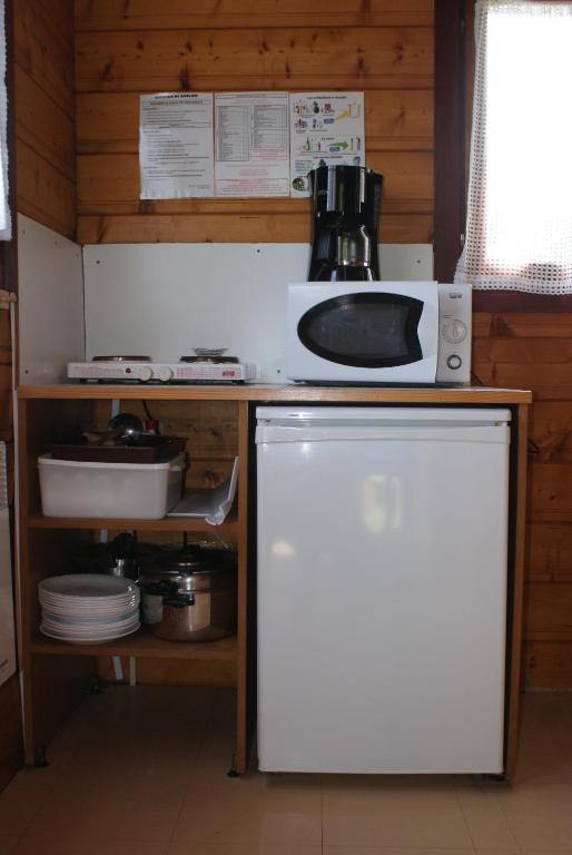 Kuchyň nebo kuchyňský kout v ubytování Camping de Saulieu