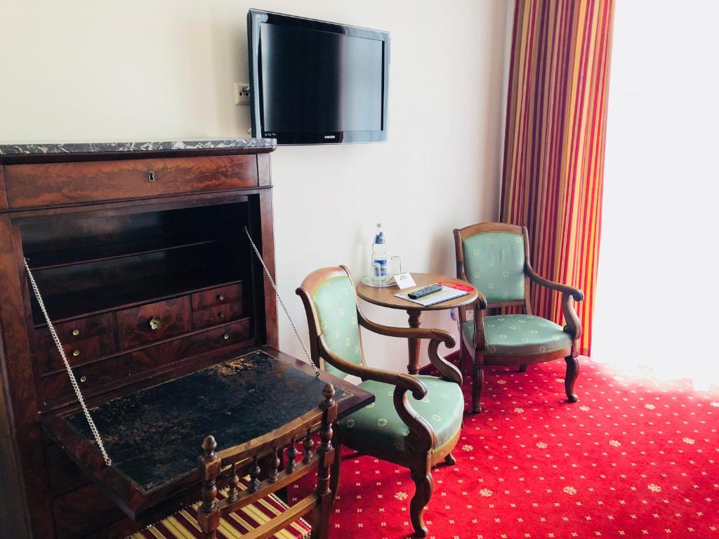 TV a/nebo společenská místnost v ubytování Hotel Alt Görlitz