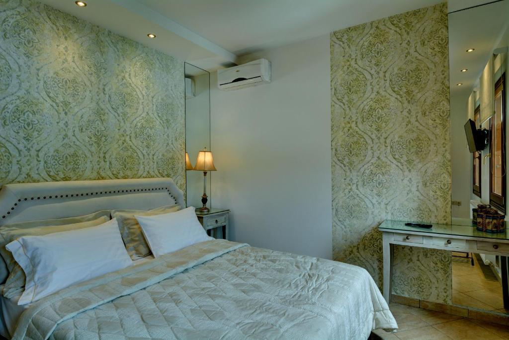 Postel nebo postele na pokoji v ubytování Iatrou Guesthouse