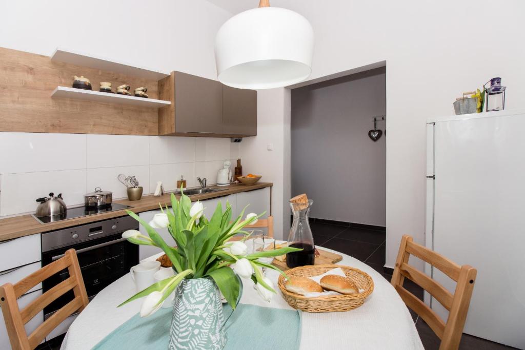Kuchyň nebo kuchyňský kout v ubytování Apartment One
