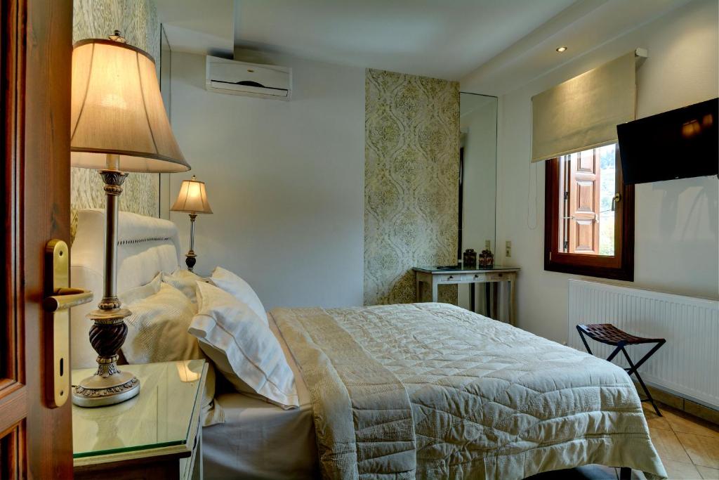 Postel nebo postele na pokoji v ubytování Iatrou Guesthouse