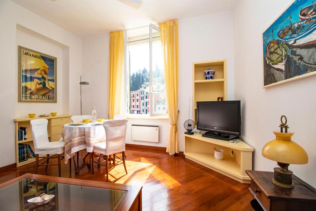 Televízia a/alebo spoločenská miestnosť v ubytovaní Julia by PortofinoHomes