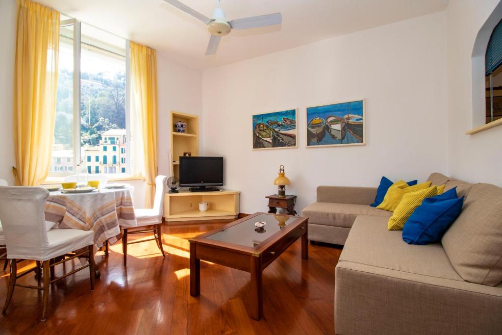 Televízia a/alebo spoločenská miestnosť v ubytovaní Julia by PortofinoHomes