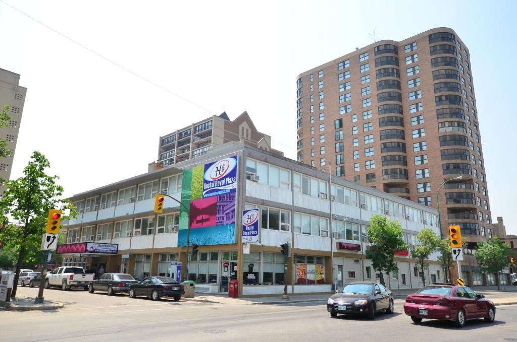 una calle con coches estacionados frente a un edificio en Hotel Royal Plaza en Winnipeg