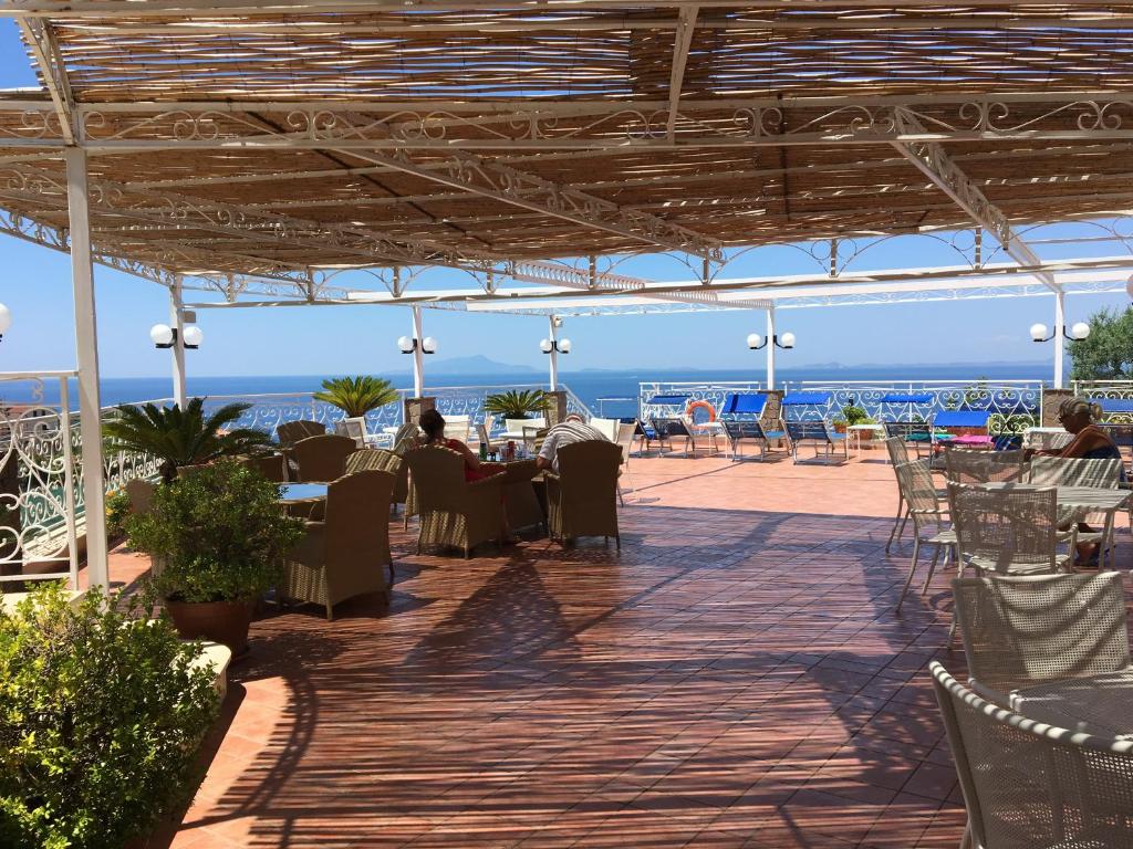 a restaurant with a view of the ocean at Hotel Dania in Sorrento