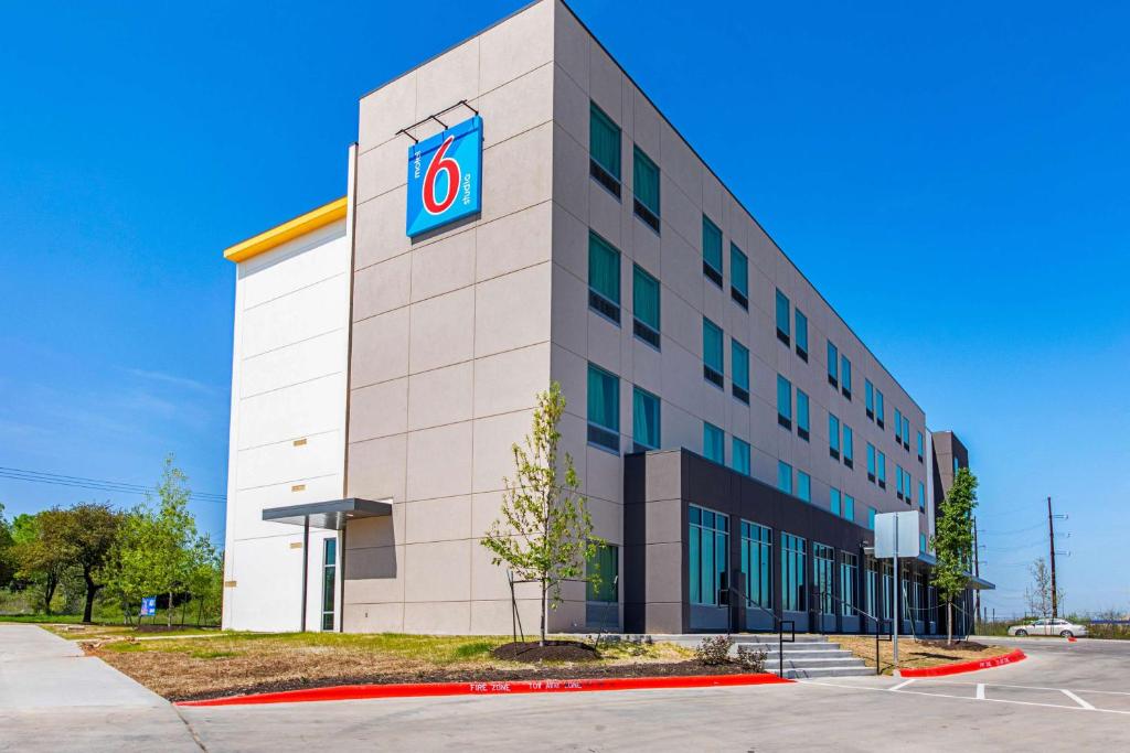 un edificio con un cartel en el costado en Studio 6 Austin Airport en Austin