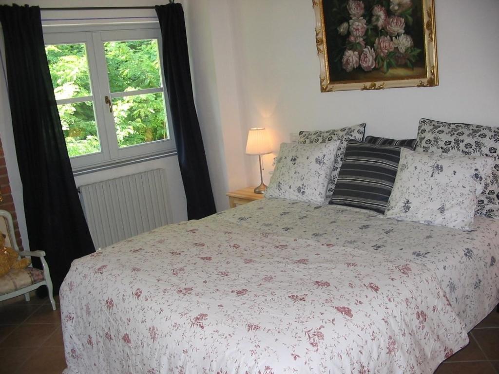 a bedroom with a bed and a window at Beatrice in Castellar