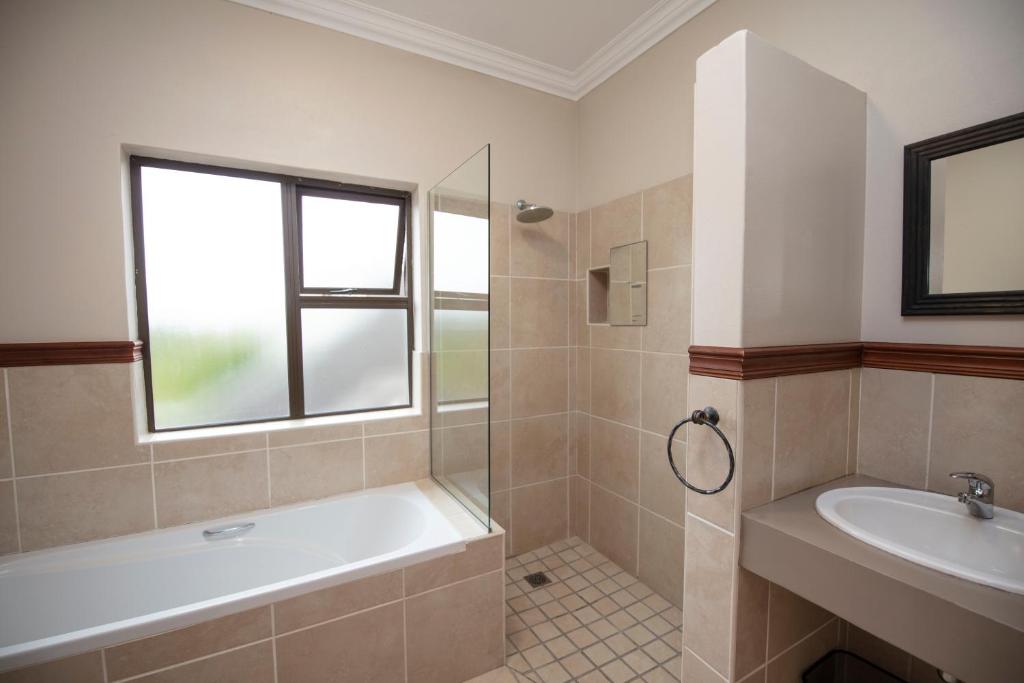 Serendipity Place House Unit - 300 m from beach - Image 8