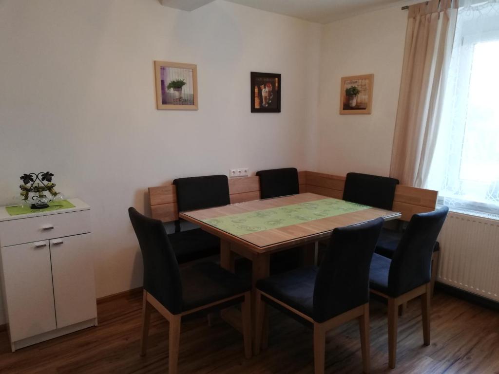 Posezení v ubytování Ferienwohnung Deisenberger