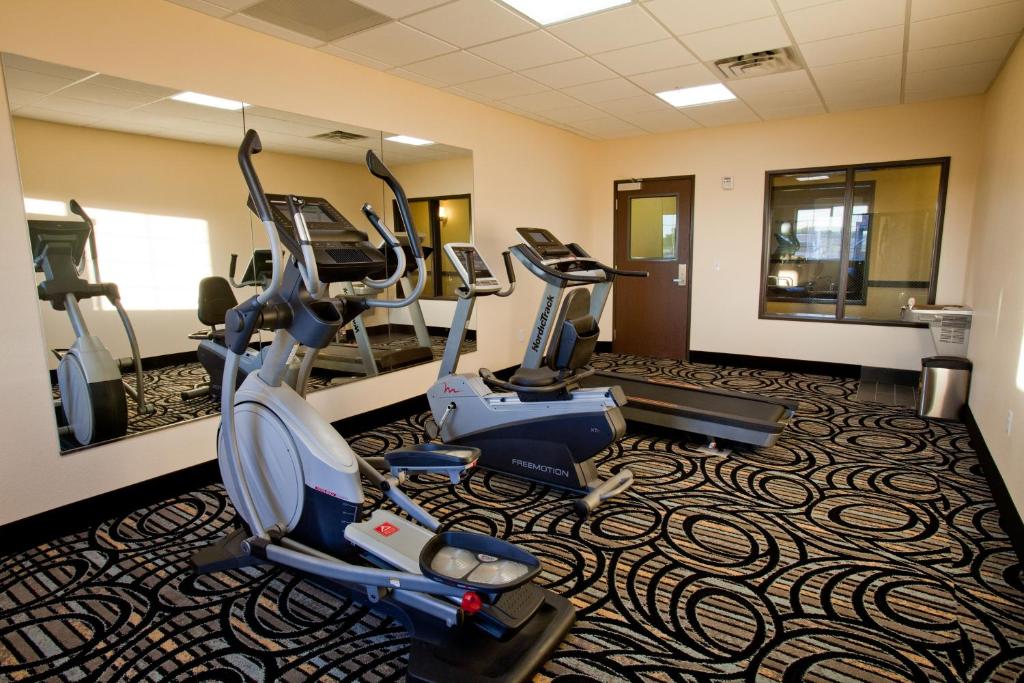 a gym with several treadmills and elliptical machines at Americas Best Value Inn Roosevelt/Ballard in Roosevelt