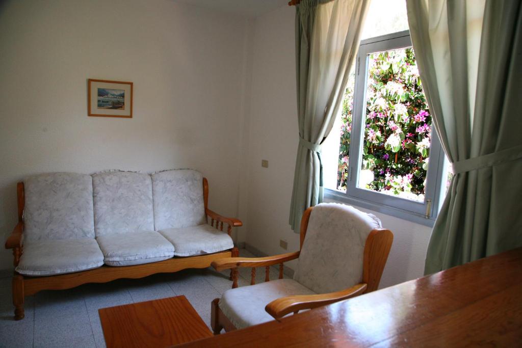 A seating area at Apartamentos San Sebastián