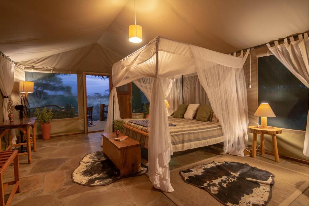 Postel nebo postele na pokoji v ubytování Kibo Safari Camp