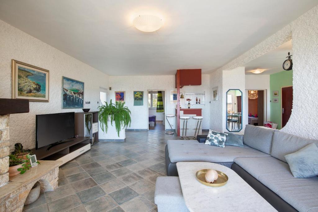 a living room with a couch and a tv at Horizont view apartment in Pula