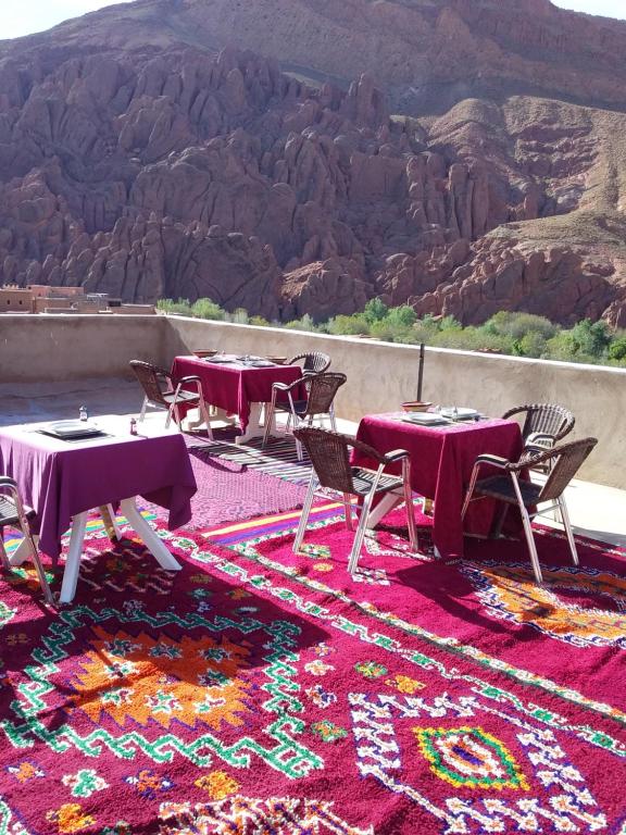 d'une table et de chaises avec vue sur les montagnes. dans l'établissement Maison D'hote Amazir, à Boumalne