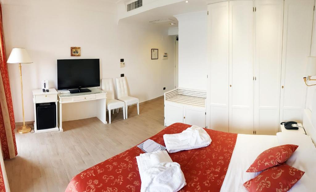 TV a/nebo společenská místnost v ubytování Hotel Castel Gandolfo