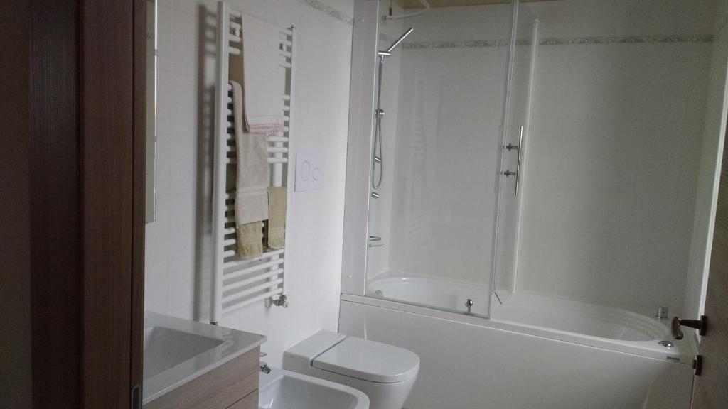 Łazienka w obiekcie Agriturismo Cascina Poscallone