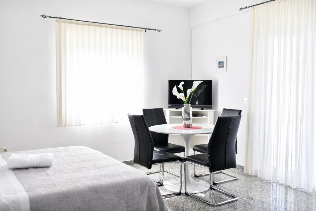 Apartments Martom - Apartment With Sea View