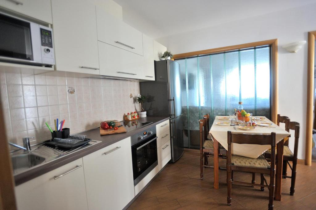 Kuchyňa alebo kuchynka v ubytovaní Apartments Fabac