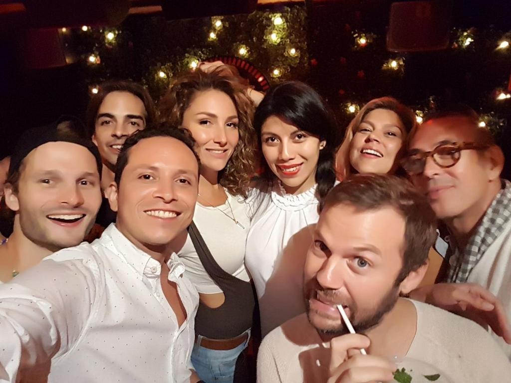 un grupo de personas posando para una foto en una fiesta en Hostal Regina Down Town Mexico City, en Ciudad de México