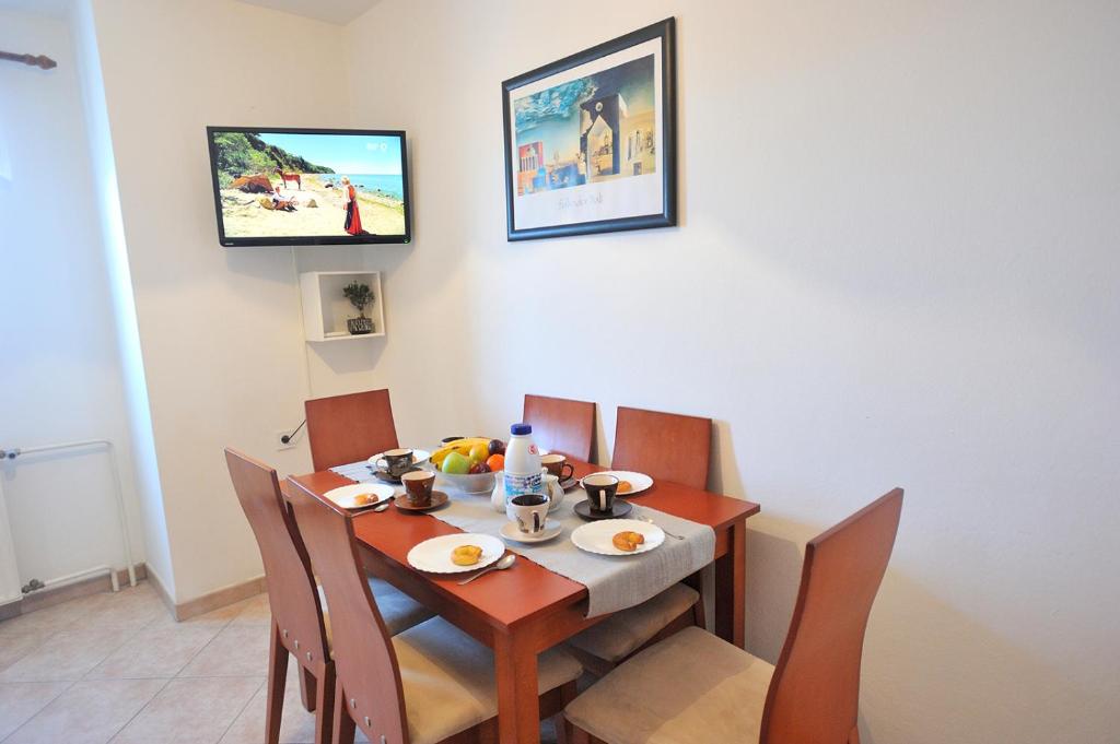 Televízia a/alebo spoločenská miestnosť v ubytovaní Apartments Fabac