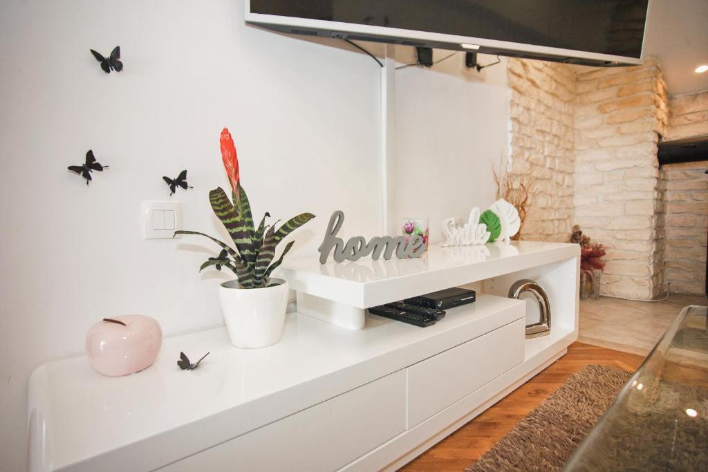 Televízia a/alebo spoločenská miestnosť v ubytovaní Magic Blue Sky Apartment