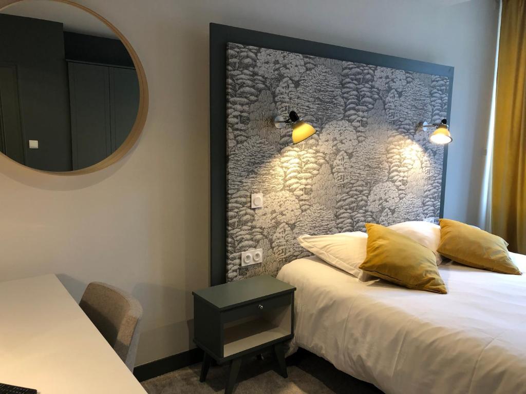 Postel nebo postele na pokoji v ubytování Hôtel Le Cobh
