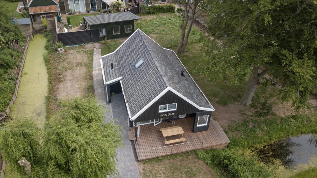 an overhead view of a house with a gambrel roof at Vakantiehuis de Pondok in Gaastmeer