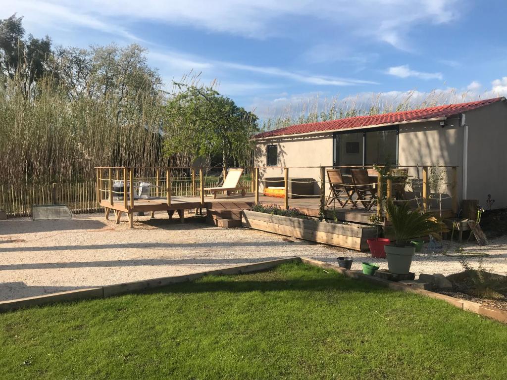 einen Hinterhof mit einem Wohnwagen und einem Picknicktisch in der Unterkunft Tiny House sur la Côte d’Azur in Hyères